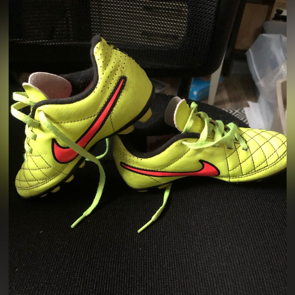 Kids Nike Tiempo soccer cleats size 10t. Boys or girls shoes.